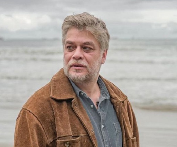 “Foi um cansaço, um envelhecimento. Eu precisava parar. Foi um boicote. Eu precisava parar naquele movimento para me abastecer de outras coisas. Eu estava esgotado. Eu fiquei dez anos dentro de um estúdio trabalhando. Eu cheguei aos 30 exausto. Ali, eu fiquei velho, sabe? Eu virei um bebê. Tive que reaprender tudo: a andar, a falar, a lidar com meus horários”, relatou.
