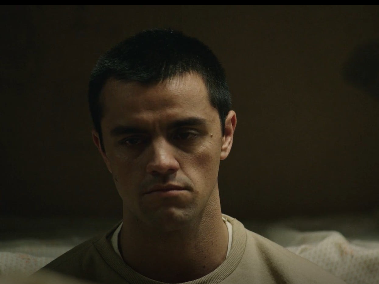 Felipe Simas vive uma fase de destaque na carreira, conciliando televisão, streaming e agora cinema. Em cartaz na novela 