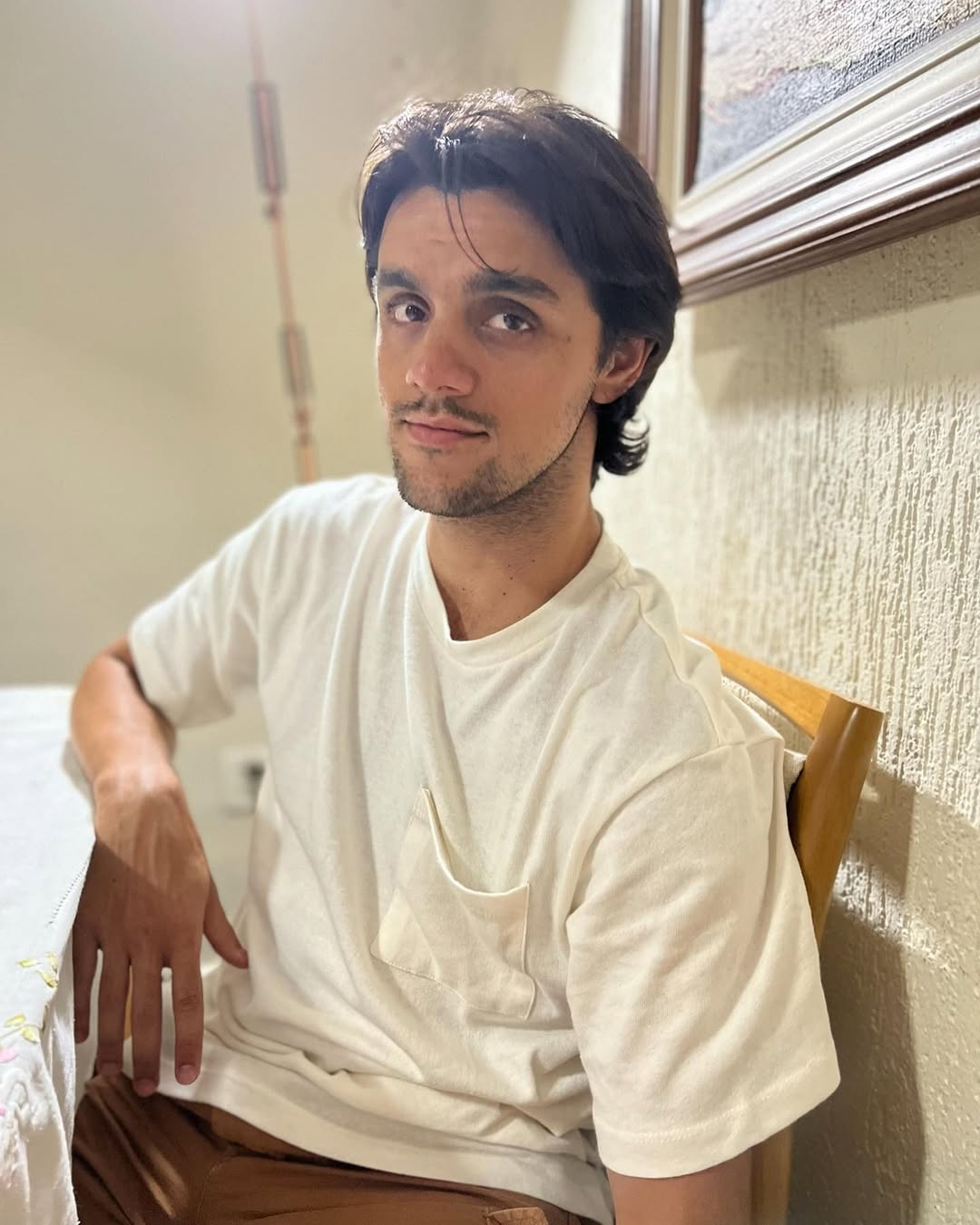 Durante entrevista ao Splash, do Uol para falar do filme e da repercussão de Tremembé, Simas comentou o impacto emocional do projeto mais recente, onde vive Daniel Cravinhos, um dos assassinos dos pais de Susane Von Richthofen.