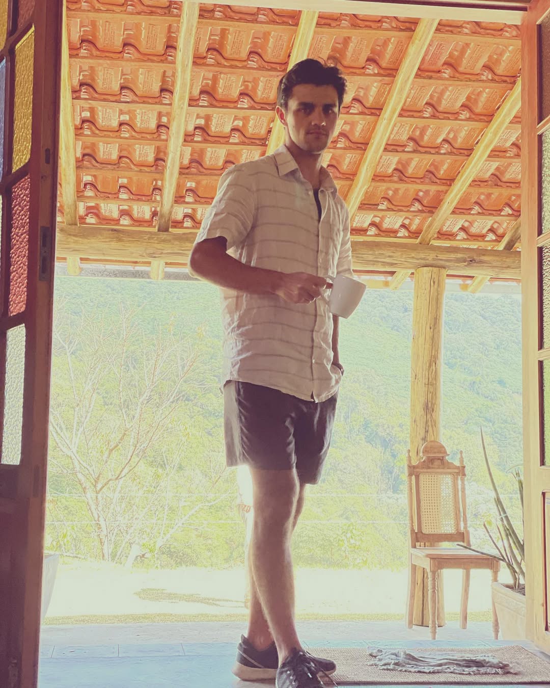 Conhecido por ter feito diversas novelas na TV Globo, Felipe Simas nasceu em 26 de janeiro de 1993, no Rio de Janeiro. É filho do capoeirista e mestre de artes marciais Beto Simas e de Ana Paula Sang.
