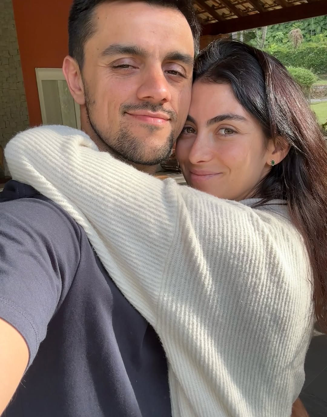 O casal buscou fortalecer a relação por meio da fé e chegou a realizar o curso “Casados para Sempre”, que, segundo Mariana, os ajudou a compreender a importância da união espiritual. A influenciadora explicou que as decisões profissionais de Felipe são sempre tomadas em conjunto.