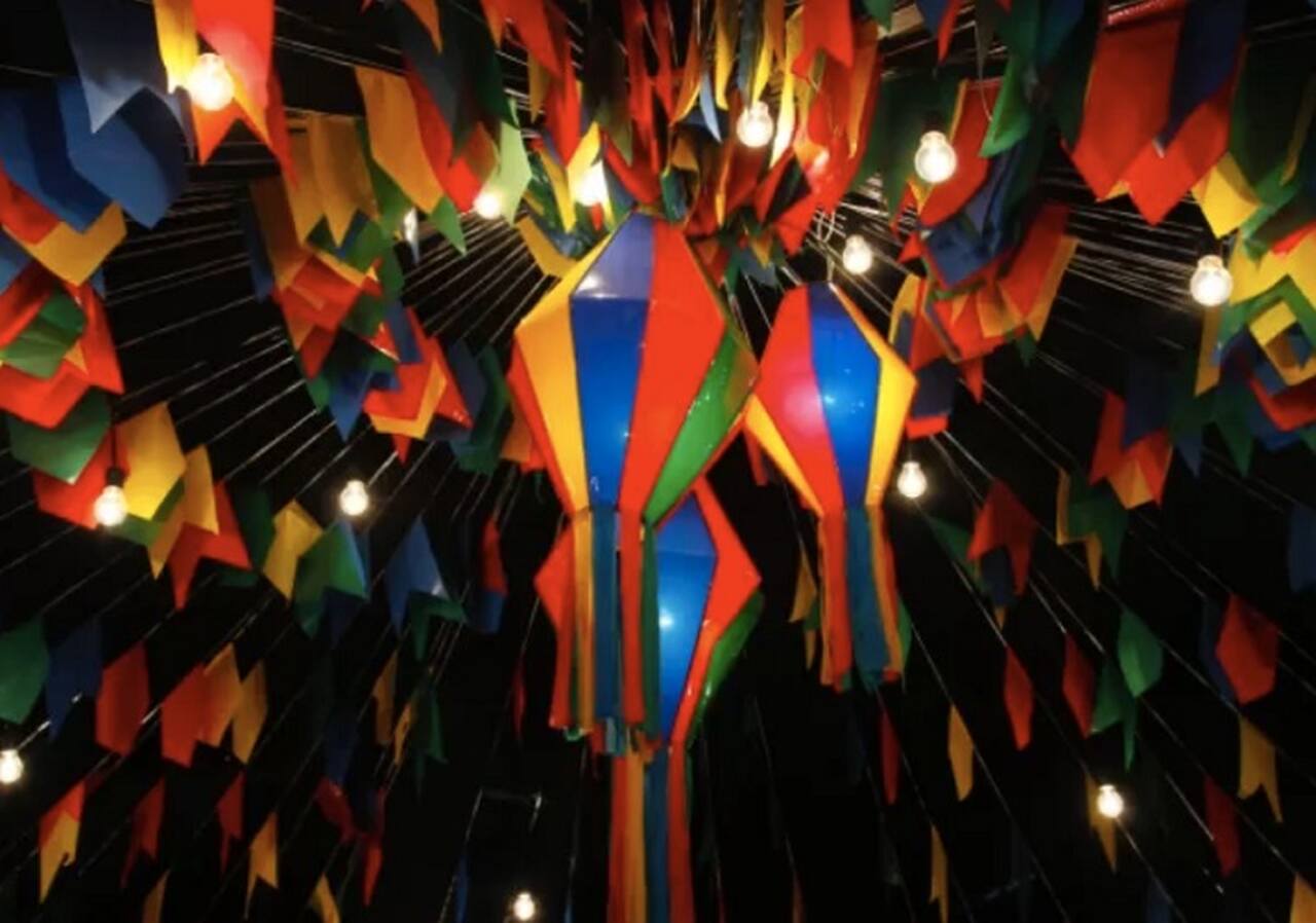 No Brasil, a pipoca também ocupa um lugar especial em eventos culturais e festividades. Durante as festas juninas, por exemplo, ela é tão tradicional quanto as bandeirinhas e as fogueiras, reforçando seu vínculo com celebrações populares.