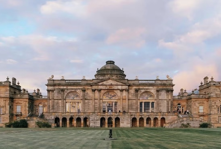 Uma das locações é a Gosford House, mansão do século 18 na Escócia, também utilizada na série Outlander, usada para as cenas que mostram a fachada e o hall de entrada. 