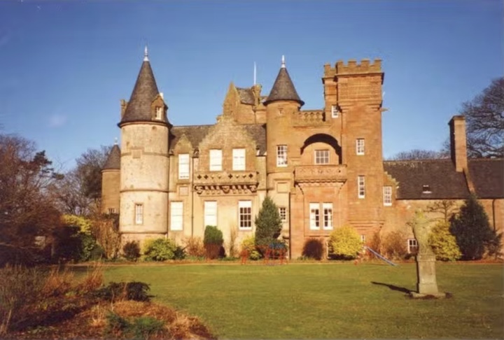 Nas cenas em que Victor estava dedicado aos seus estudos, foi usado o Hospitalfield House, na Escócia, com sua arquitetura medieval e tijolos avermelhados. 