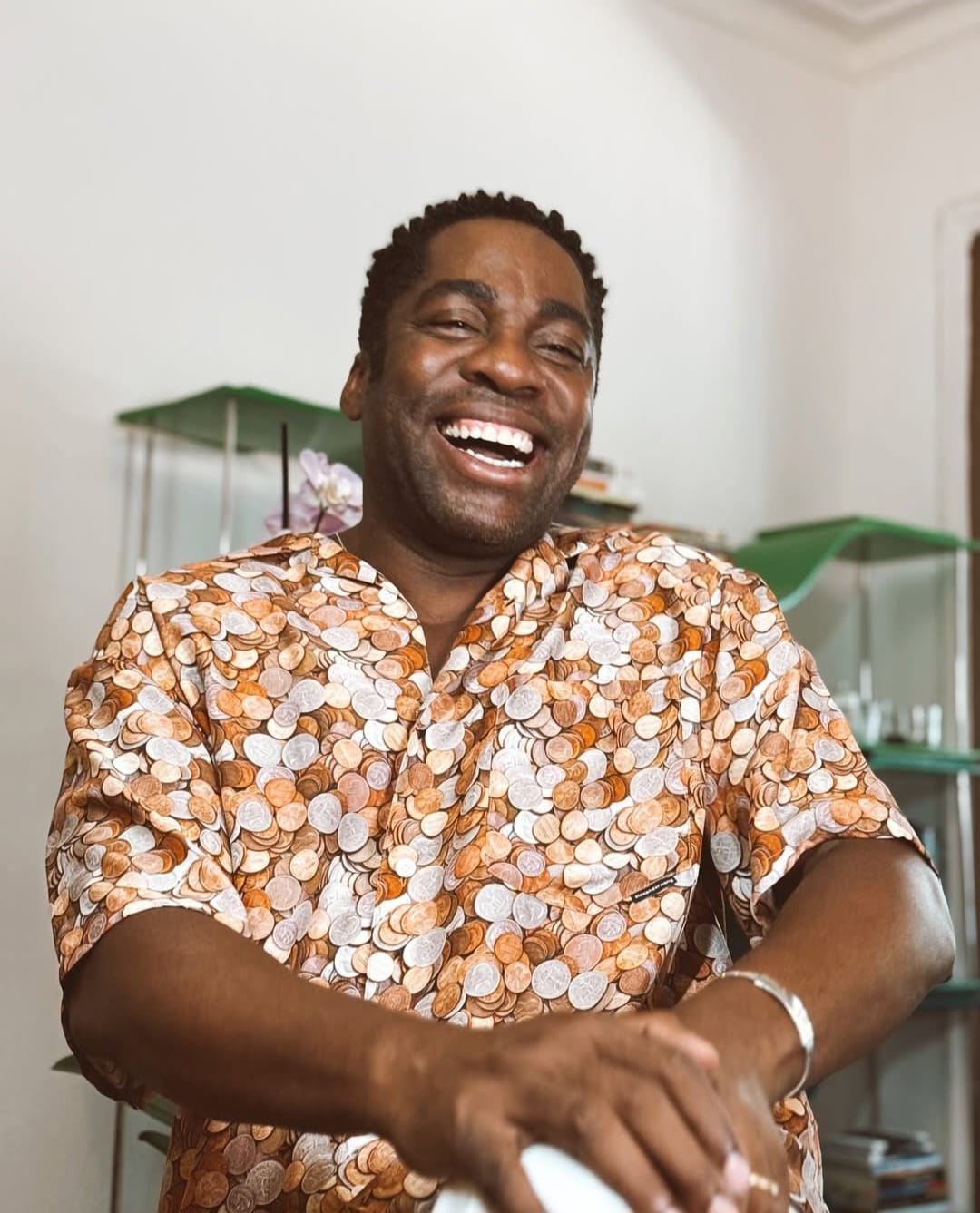 Seu primeiro trabalho cinematográfico aconteceu de forma discreta como figurante no filme “Jenipapo”, em 1995.
