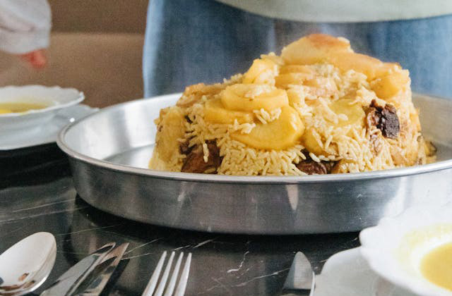 Maklouba (Palestina e Jordânia) – Arroz cozido em camadas com carne, berinjela e especiarias, servido de ponta-cabeça.
