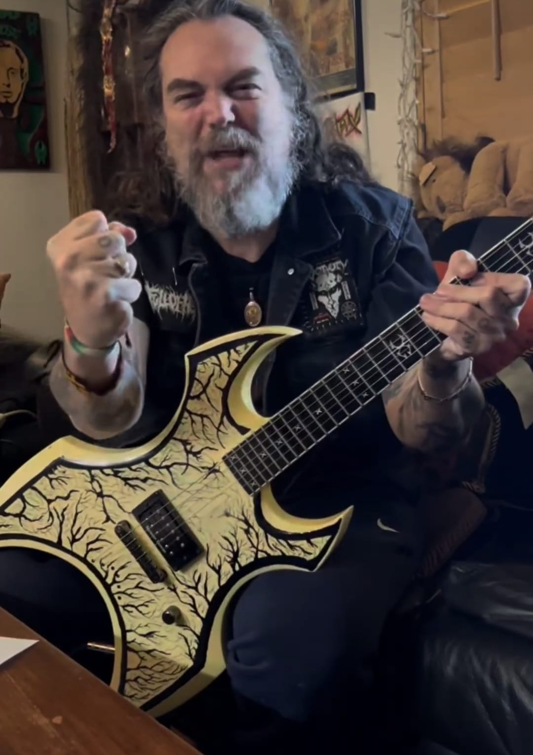 Curiosidade: o nome “Sepultura” surgiu enquanto Max Cavalera traduzia a canção Dancing on Your Grave do Motörhead. A palavra “grave” significa “sepultura” em português.
