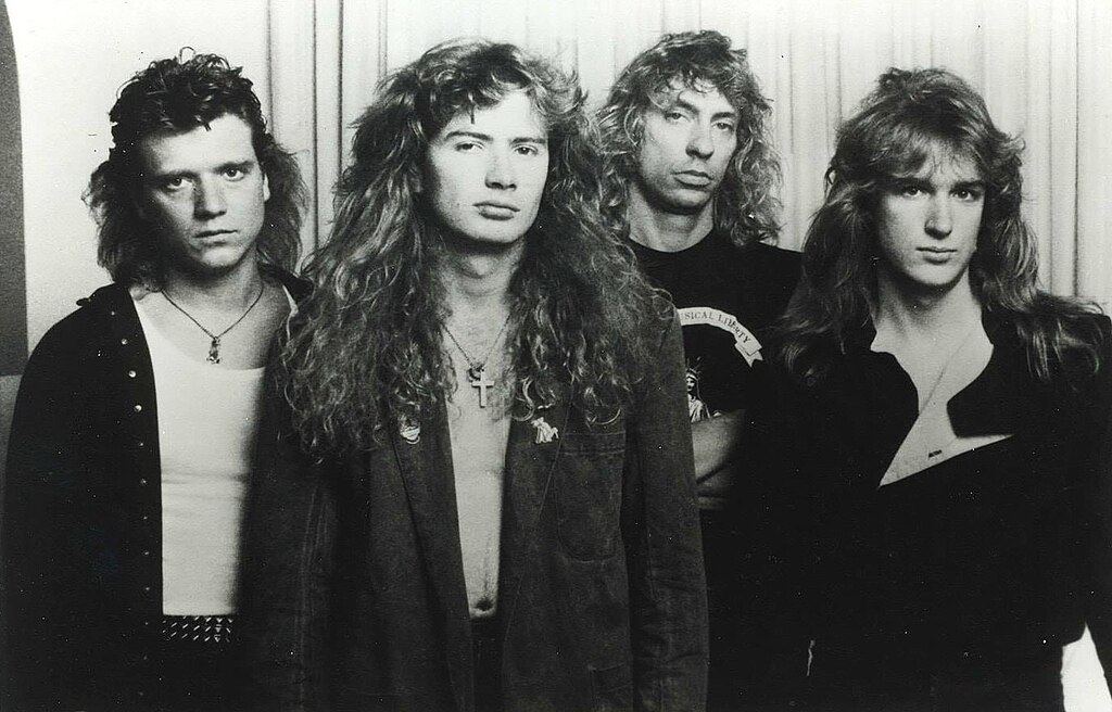 A formação original tinha Mustaine, o baixista David Ellefson, o guitarrista Chris Poland e o baterista Gar Samuelson. O primeiro álbum, em 1985, foi “Killing Is My Business… and Business Is Good!”, seguido em 1986 por “Peace Sells… but Who’s Buying?”. Nos primeiros anos, a banda enfrentou graves problemas com drogas, comprometendo a gravação do álbum de estreia.
