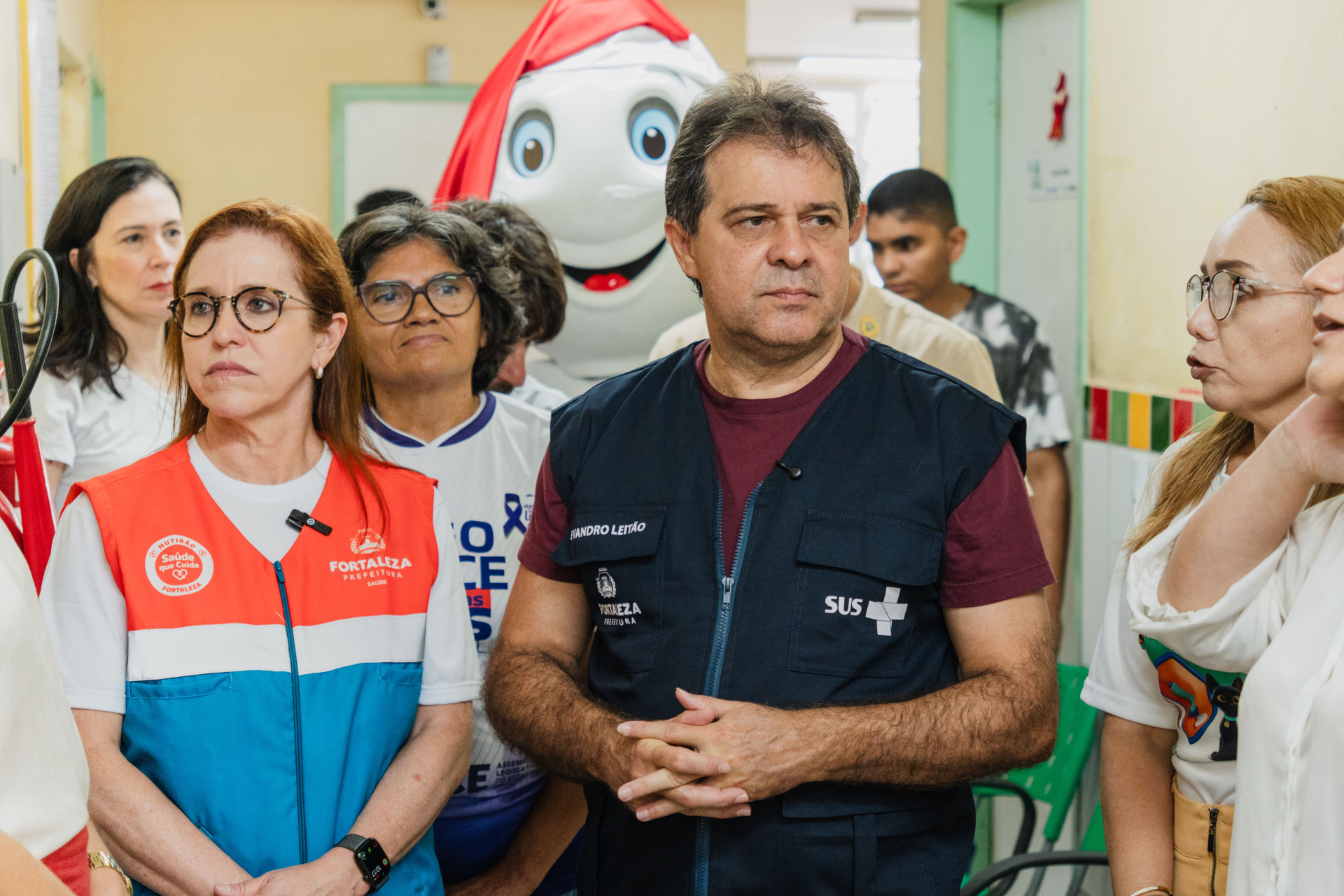 Evandro Leitão durante mutirão da saúde bucal, no Posto de Saúde Luís Franklin (Foto: FERNANDA BARROS)