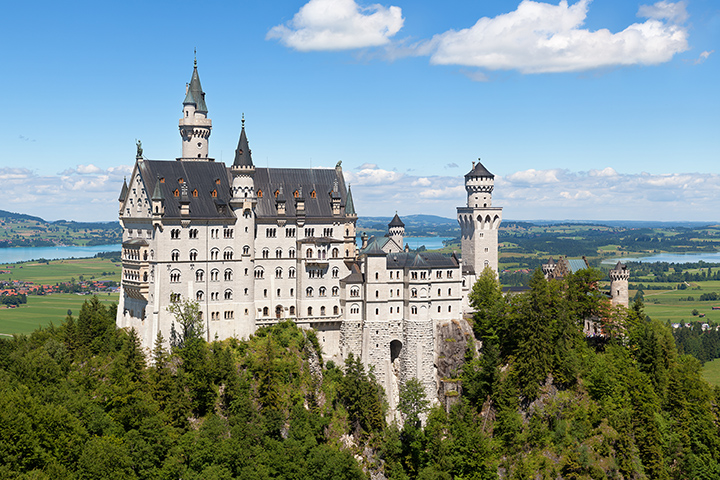 Castelo de Neuschwanstein (Baviera, Alemanha)
ConstruÃ­do entre 1869 e 1886 pelo rei LuÃ­s II da Baviera, foi projetado por Eduard Riedel e Ã© conhecido por sua estÃ©tica que incorpora torres e pinÃ¡culos dramÃ¡ticos.
