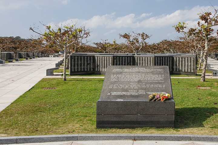 Durante a Segunda Guerra Mundial, as Ilhas Ryukyu, em especial Okinawa, foram palco de intensos combates, o que deixou marcas profundas tanto na paisagem quanto na memória da população.