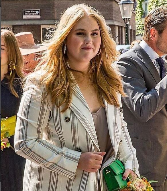 Nascida em 2003, ela é apaixonada por esportes como equitação e esqui, e se prepara para um futuro papel de liderança na monarquia holandesa.