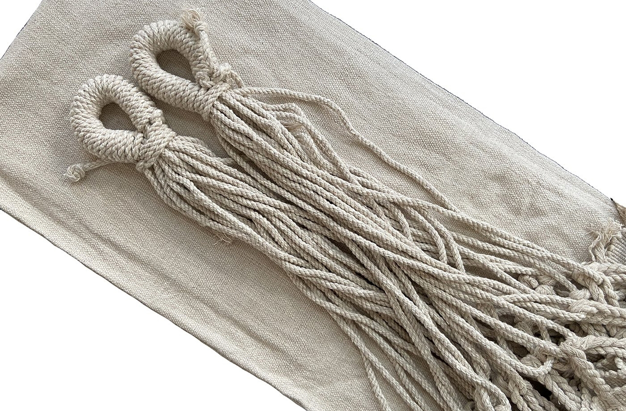 A rede de descanso é composta por várias partes, que vão além do punho e da mamucaba. A estrutura inclui o punho, a mamucaba (ou trançado), a varanda (em redes artesanais) e o corpo (tecido principal). Além do conforto, a rede é prática: fácil de transportar, instalar e guardar, tornando-se ideal para quem precisa de mobilidade em viagens ou mudanças constantes.