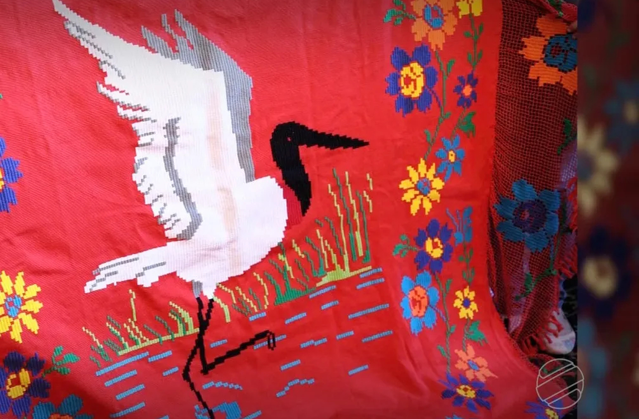 O tecido das redes varia entre algodão, sisal e fibras sintéticas, e muitas vezes é adornado com cores vivas e bordados que expressam identidade cultural e criatividade artesanal.

