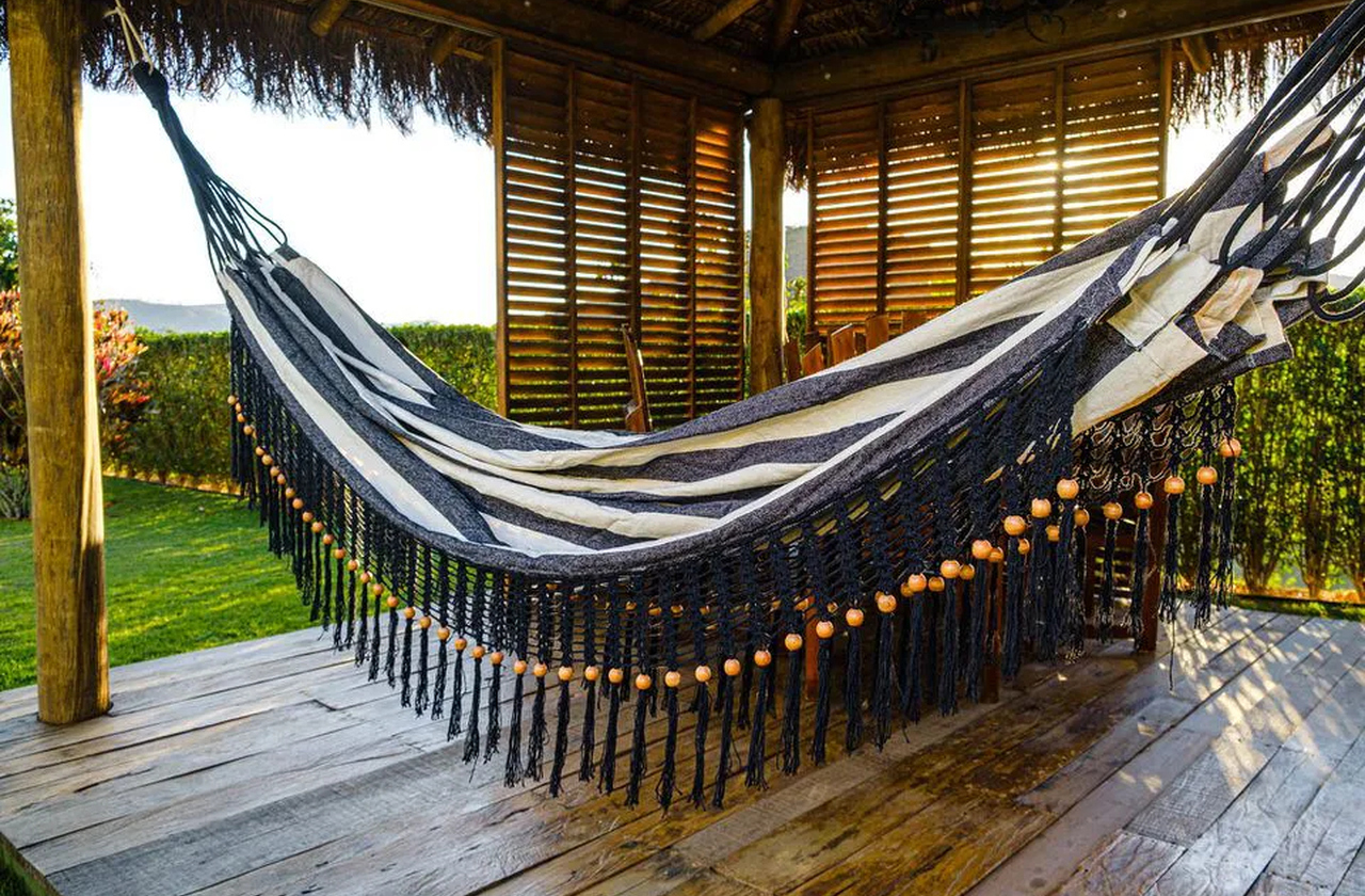 No Nordeste brasileiro, aliás, é comum encontrar redes com franjas e detalhes feitos à mão, que carregam a marca do trabalho manual e da tradição transmitida entre gerações.