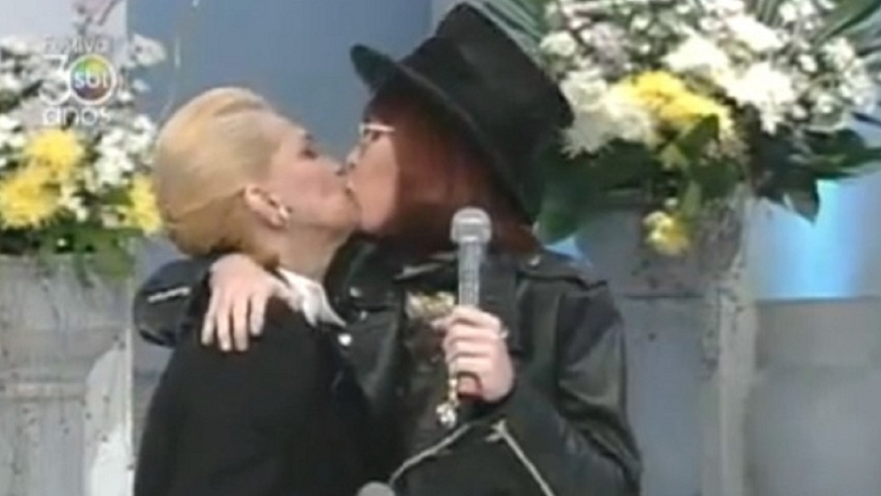 De forma inesperada e bem-humorada, Rita aproximou-se e deu um beijo nos lábios da apresentadora. O gesto inaugurou uma marca registrada na trajetória de Hebe. A partir dali, ela seria repetida com inúmeros convidados ao longo dos anos.
