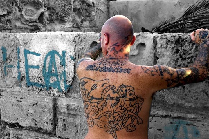 Com o passar dos séculos, a tatuagem sofreu períodos de marginalização no Ocidente, sendo associada a marinheiros, prisioneiros e grupos sociais específicos, até ressurgir como expressão de liberdade individual no século 20.