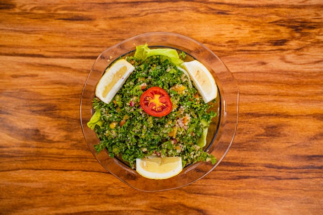 Tabule (Líbano) – Salada fresca de trigo para kibe, salsa, hortelã, tomate, cebola e limão, leve e refrescante.
