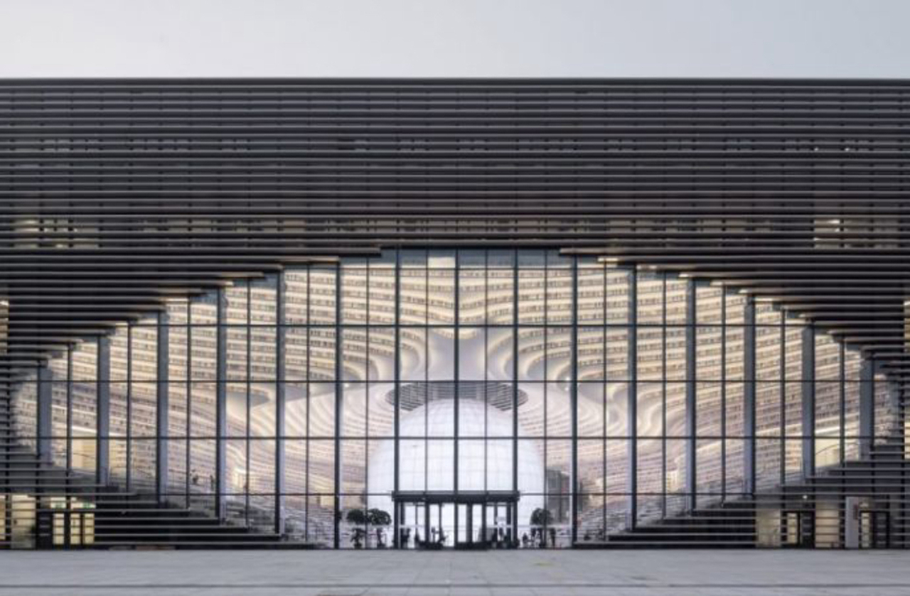 Imagens do “olho”, aliás, viralizaram nas redes sociais e jornais, transformando Tianjin em referência mundial de inovação cultural. Arquitetos e viajantes a citam como obra-prima contemporânea, um símbolo que conecta a cidade ao mapa global da arte.