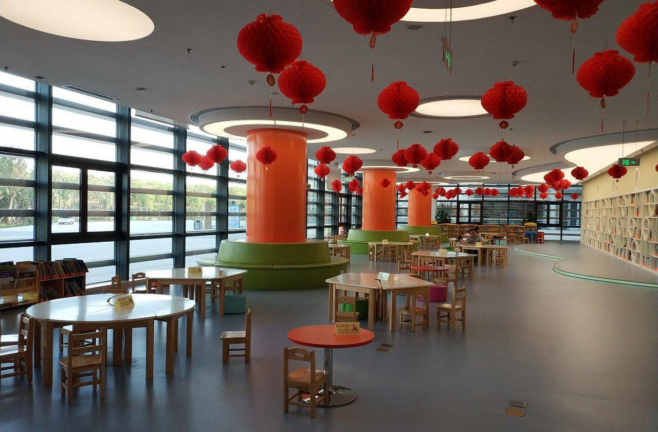 Entre curvas futuristas, há áreas dedicadas às crianças, coloridas e acolhedoras, despertando curiosidade desde cedo. A biblioteca é sementeira de futuros pensadores, um convite para que novas gerações amem os livros.