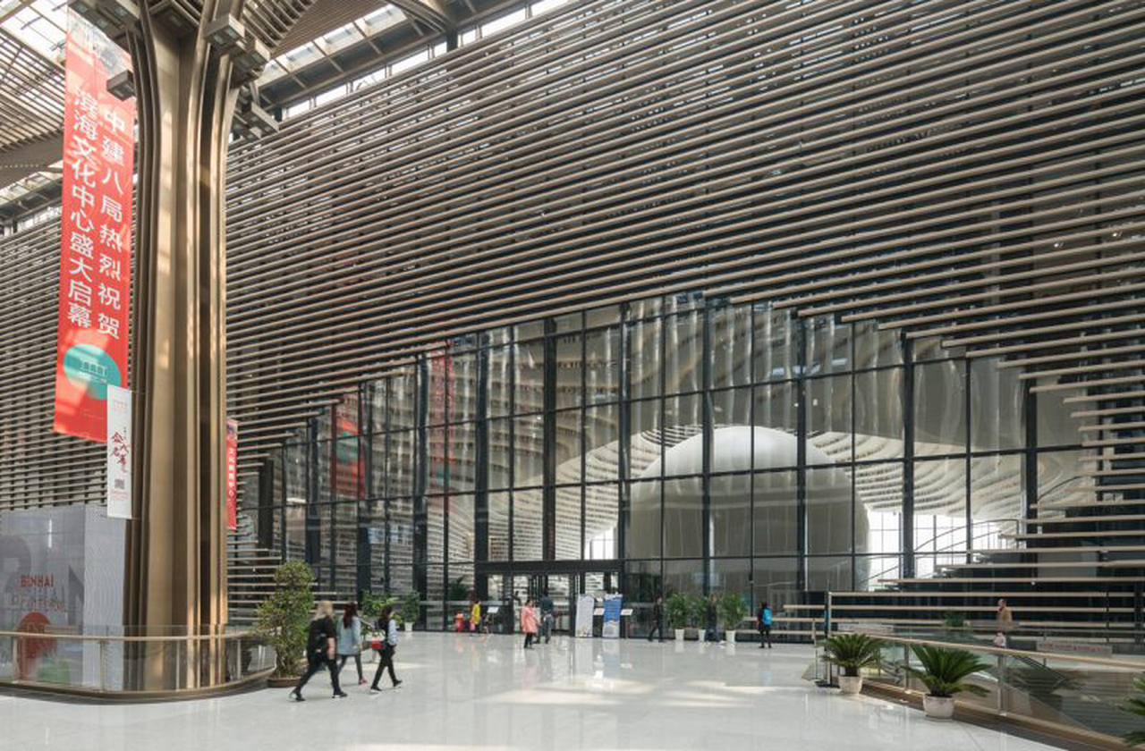 No coração de Tianjin, um megalômano monumento aos livros e inaugurado no fim de 2017 atrai fãs da literatura e da arquitetura. A Biblioteca de Tianjin se tornou um espetáculo, com um imenso “olho” iluminado no átrio central e que observa e acolhe visitantes. Assim, abre caminho para uma jornada que mistura leitura e deslumbramento. Um ícone global que une cultura, design e imaginação.
