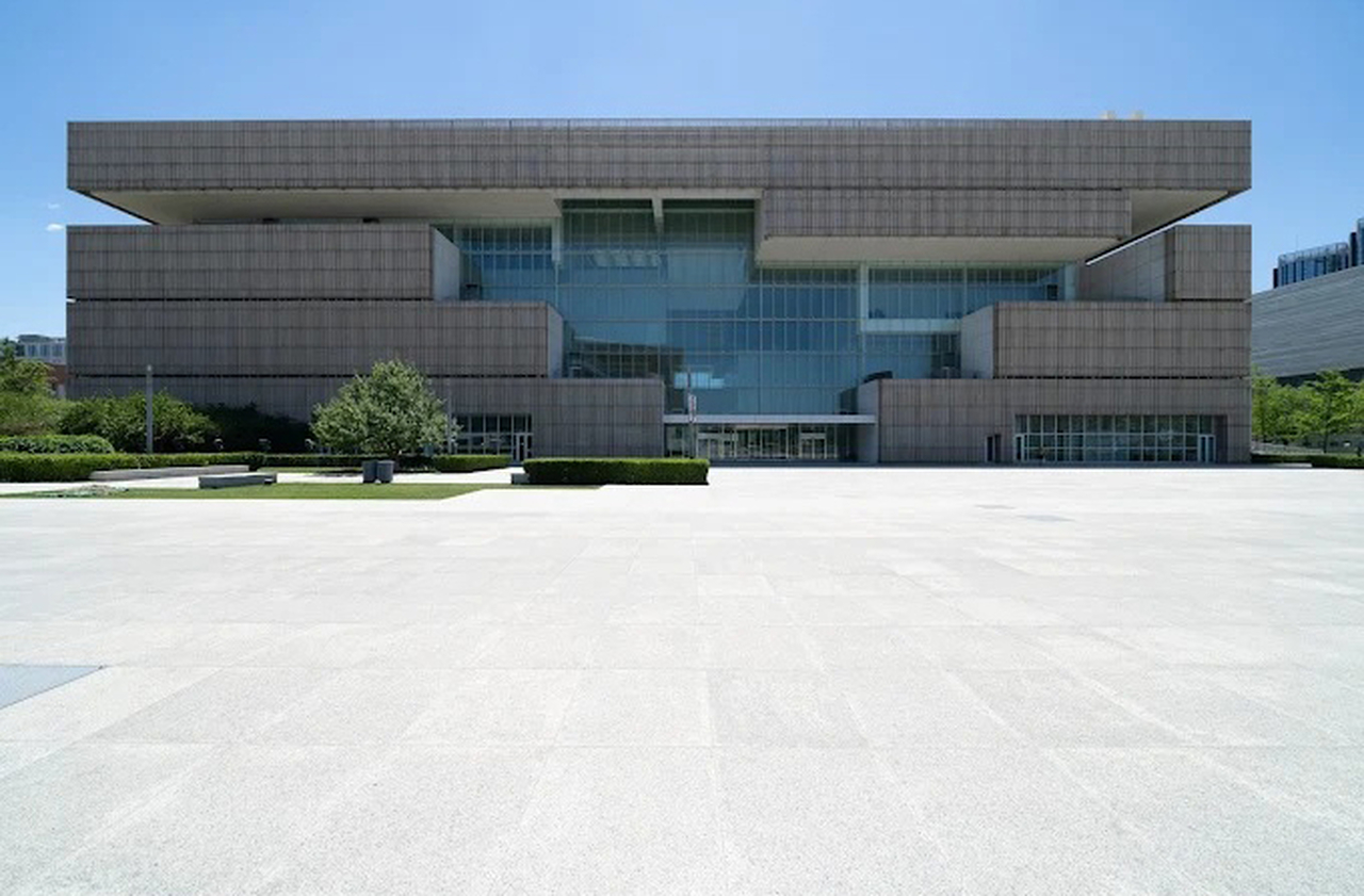 Ao atravessar suas portas, a sensação é de entrar em outro mundo. Uma caverna de livros com cinco andares e 33.700 metros quadrados revelados em curvas e cobertas de obras, do chão ao teto. Mas não engane: alguns livros são falsos, meramente decorativos. 

