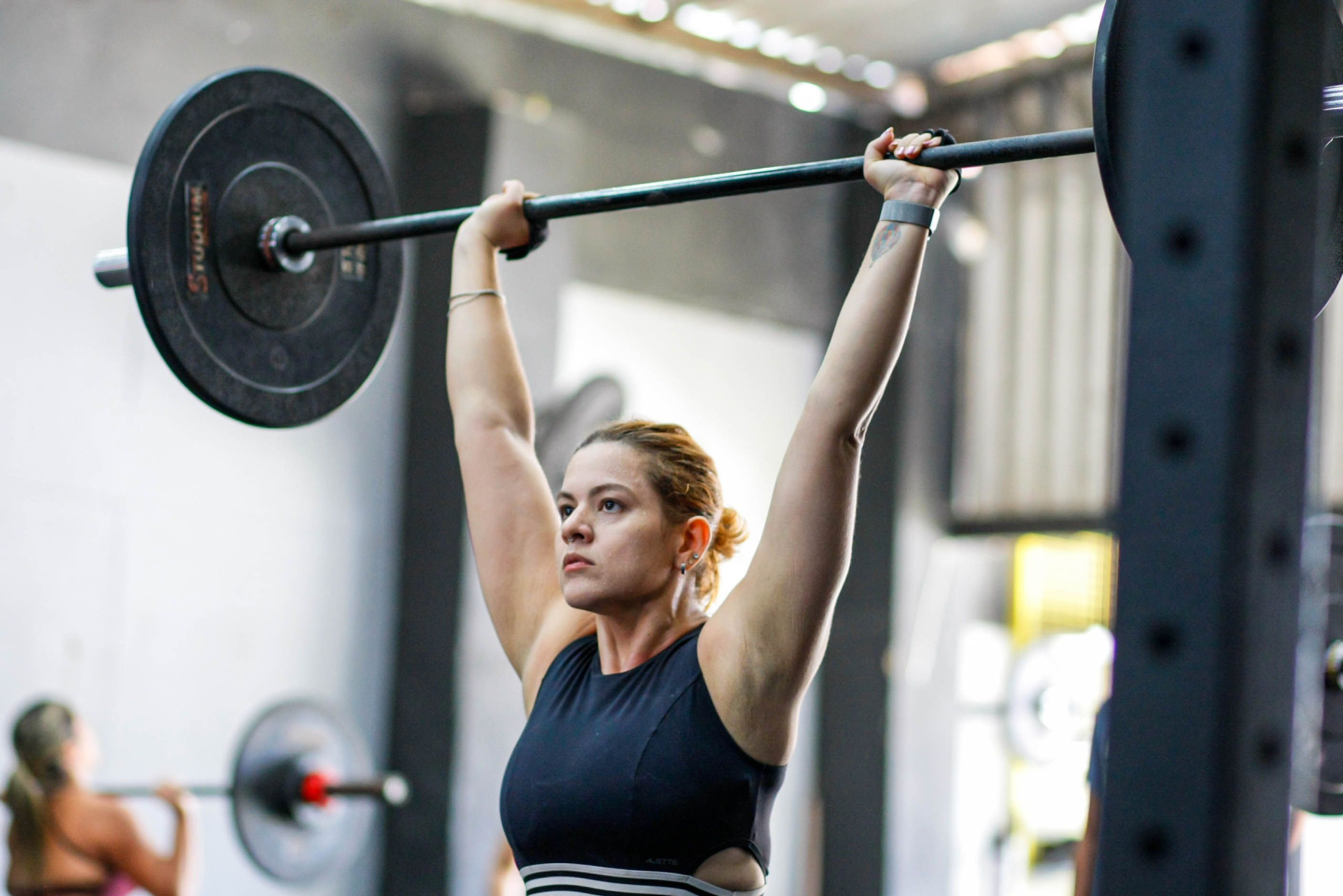 Domitila voltou para as práticas de crossfit (Foto: Felipe Oliveira/ divulgação)