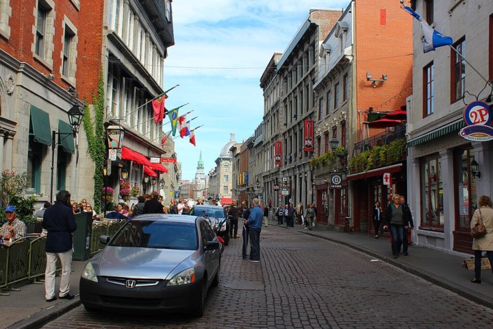 Bairro charmoso de Vieux-Montréal é cheio de ruas de paralelepípedos e edifícios históricos por conta da influência francesa.