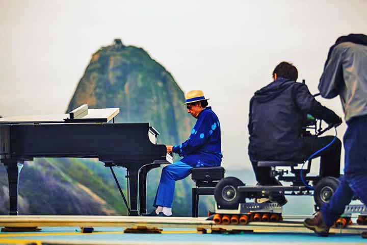 O marco de sua carreira foi a gravação de “Mas que nada”, de Jorge Ben Jor, em 1966, em versão bossa nova. 

