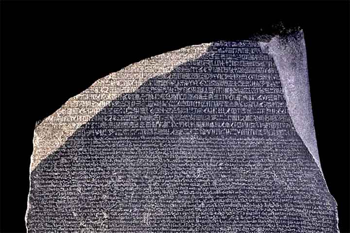 Há 226 anos, no dia 15 de julho de 1799, a Pedra de Roseta foi descoberta no Egito por um grupo de soldados franceses durante uma campanha militar liderada por Napoleão Bonaparte.
