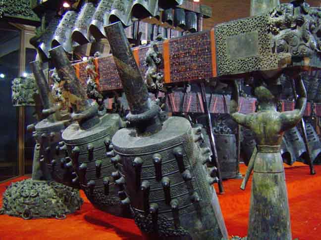 O bianzhong era composto por um conjunto de sinos de bronze. A China foi pioneira neste tipo de item melódico, que surgiu entre 2.000 e 3.600 anos atrás. 