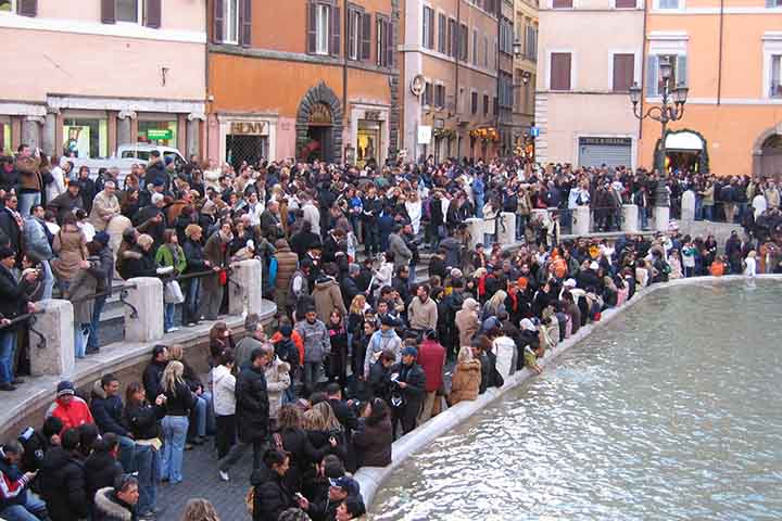A tradição sugere que ao jogar uma moeda com a mão direita sobre o ombro esquerdo na Fontana di Trevi o turista terá sorte para voltar a Roma. 
