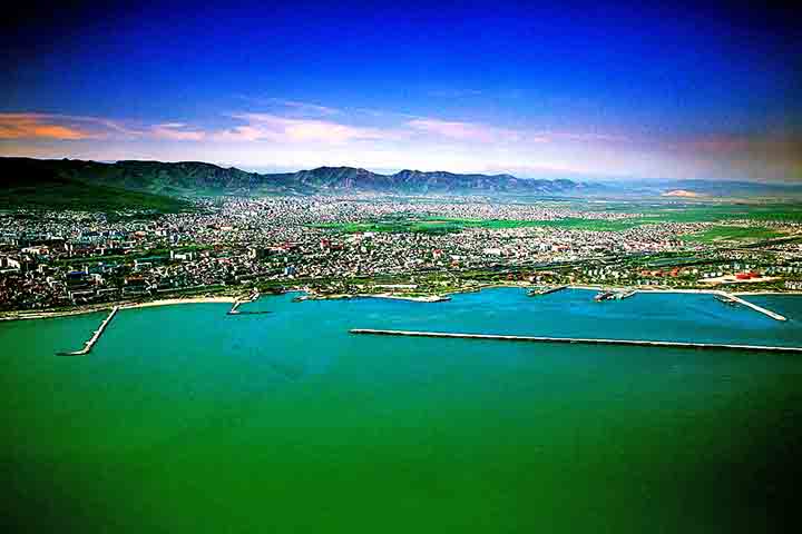 O Azerbaijão é um país localizado na região do Cáucaso, na interseção entre a Europa e a Ásia Ocidental. 