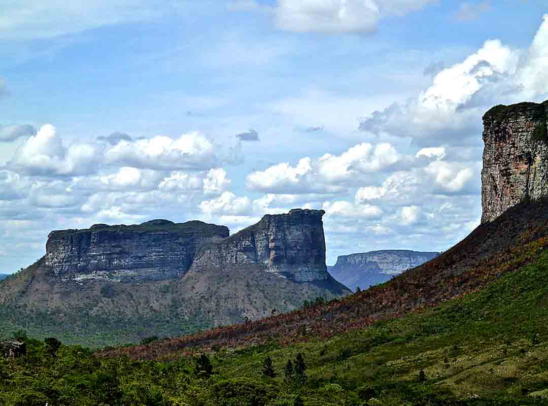 Parque Nacional da Chapada das Mesas, Maranhão: Com uma área de aproximadamente 160 mil hectares, o parque é conhecido por suas formações rochosas impressionantes, cachoeiras exuberantes, rios de águas cristalinas e uma flora e fauna ricas e diversificadas.