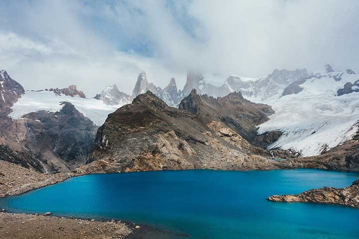 As paisagens patagônicas variam de estepes áridas e planícies onduladas a florestas densas, montanhas nevadas, lagos glaciais e fiordes profundos. 