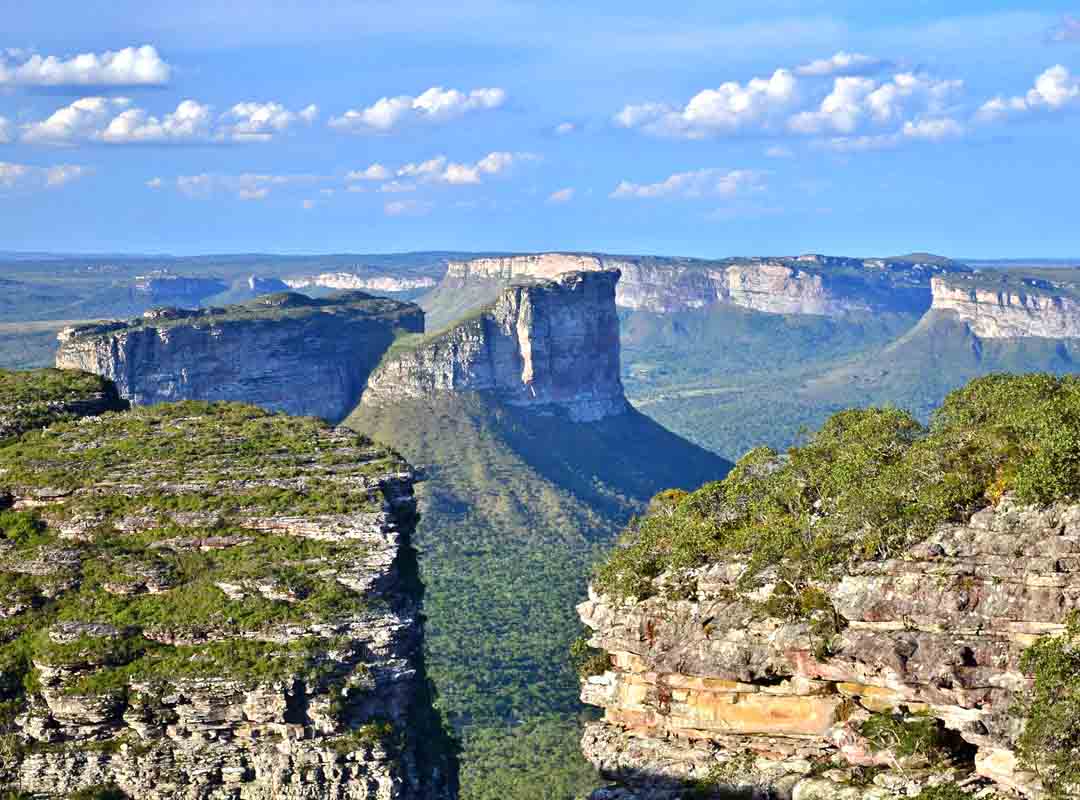 Parque Nacional da Chapada da Diamantina, Bahia: O parque é conhecido por seus morros, cachoeiras e grutas. Um dos pontos mais famosos é a Cachoeira do Mosquito, em que a água cai de uma altura de 80 metros, formando uma piscina natural.