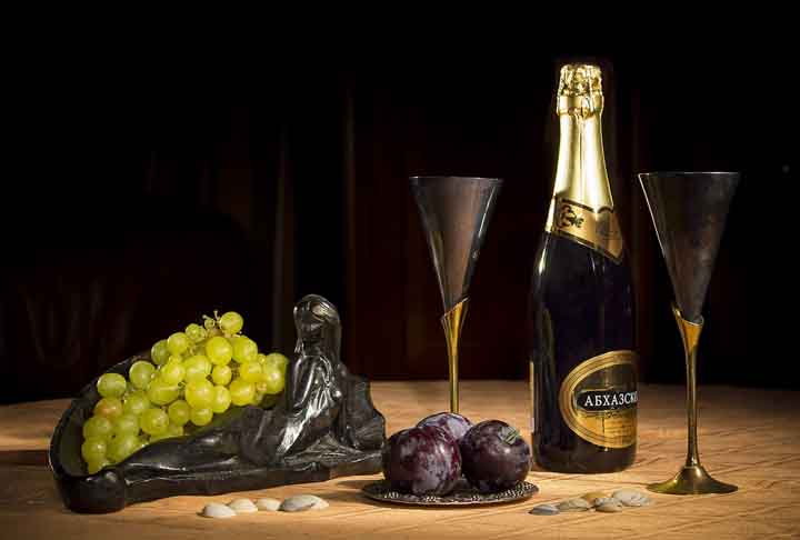 Outros vinhos espumantes produzidos em diferentes regiões são geralmente chamados de vinho espumante para evitar confusão com o termo específico champanhe.