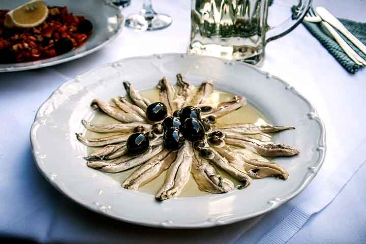 Além disso, o ômega-3 também é importante para a função cerebral, auxiliando na memória e na concentração. 