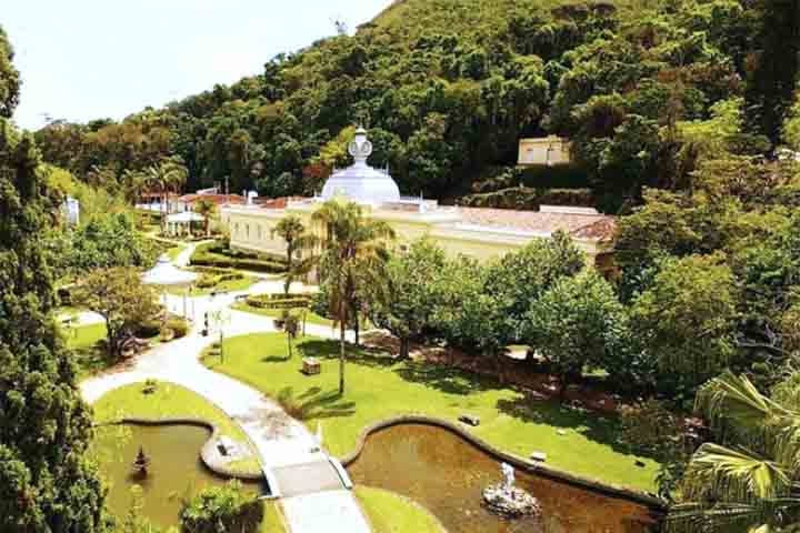 Em um bonito vale da Serra da Mantiqueira, a 904 metros de altitude surge Caxambu, um dos maiores complexos hidrominerais do mundo, cuja fama remonta à época do Brasil Colônia. 