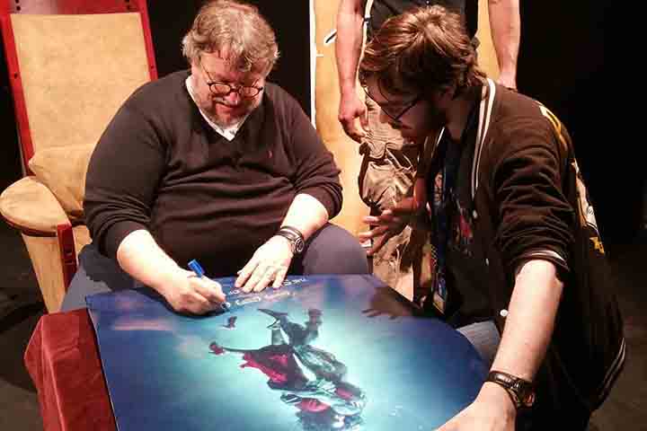 Em 1993, Del Toro dirigiu seu primeiro longa, “Cronos”, que foi um sucesso de crítica e venceu nove prêmios no México, além de conquistar o Grande Prêmio da Semana da Crítica no Festival de Cannes. 
