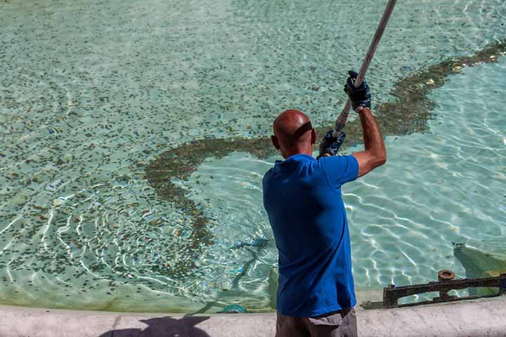 De acordo com a agência Reuters, a coleta das moedas é feita regularmente por empregados da empresa de Serviços Públicos Regionais.

