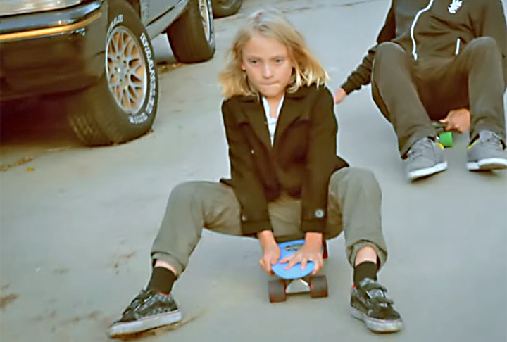 Pilot Inspektor - Filha de Jason lee e Beth Riesgraf .Em português significa Inspetor Piloto. 