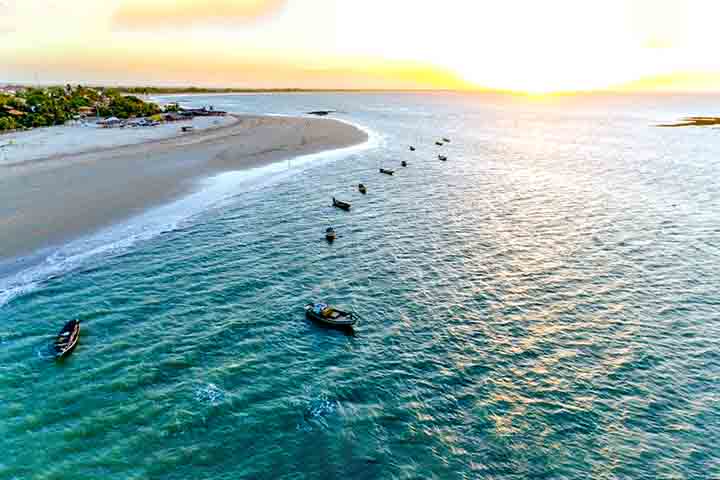 Praia do Coqueiro - Situada a 10 km do centro de Luis Correia, é uma antiga vila de pescadores e um dos lugares mais procurados do Piauí. Com uma barreira de corais em parte importante de sua extensão, conta com águas transparentes e ventos fortes o ano inteiro, o que a torna atraente para os praticantes de kitesurf.
