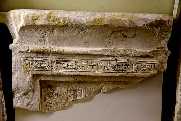 O achado da Pedra de Roseta ocorreu nas ruínas de um antigo forte perto da cidade de Roseta - atualmente conhecida como Rashid, no delta do Rio Nilo.
