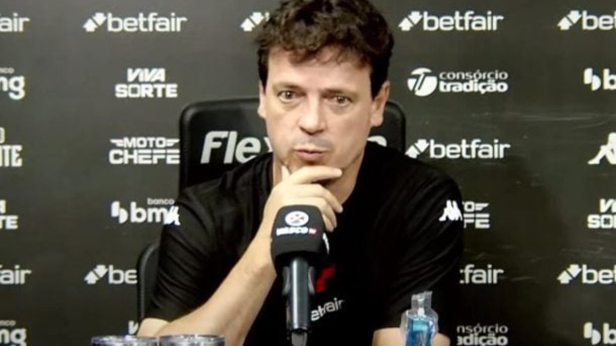 Treinador discute com repórter durante coletiva após surra do Atlético por 5 a 0, na Arena MRV, na última rodada do Brasileirão