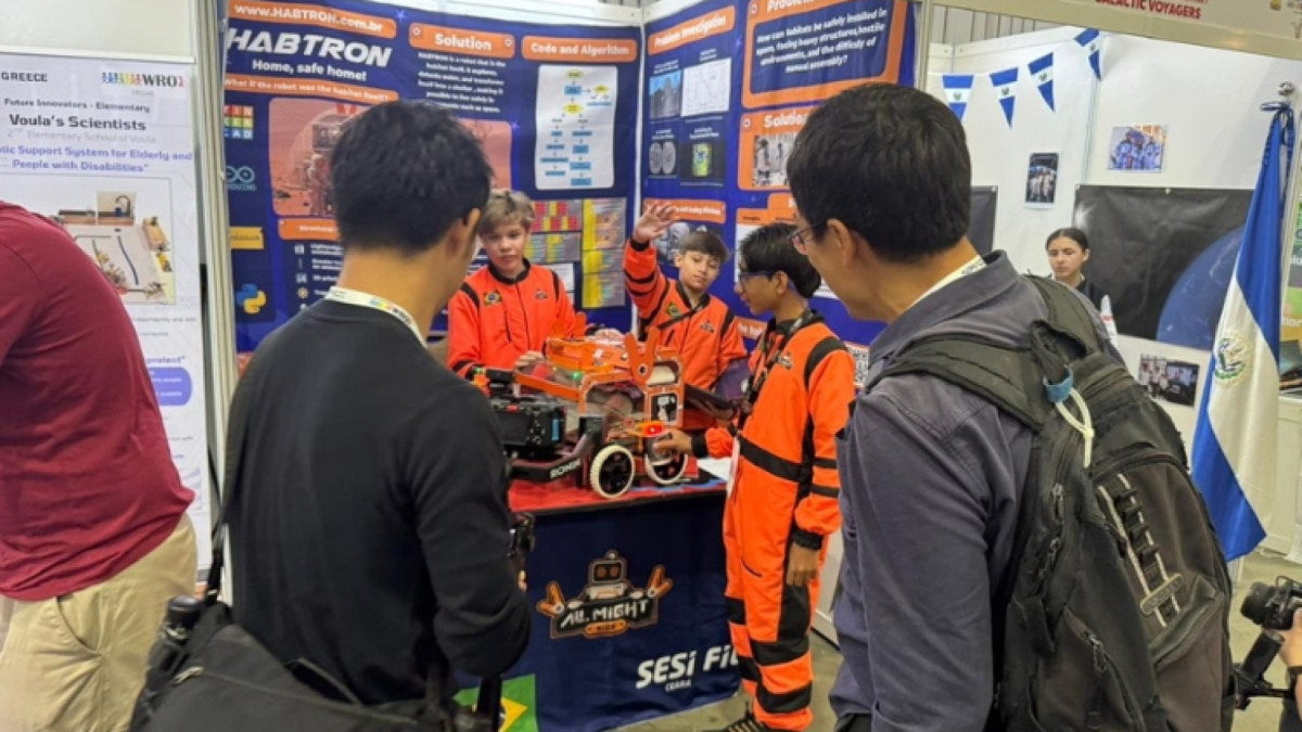 Equipe da All Might Kids explicando projeto Habtron para grupo de ouvintes