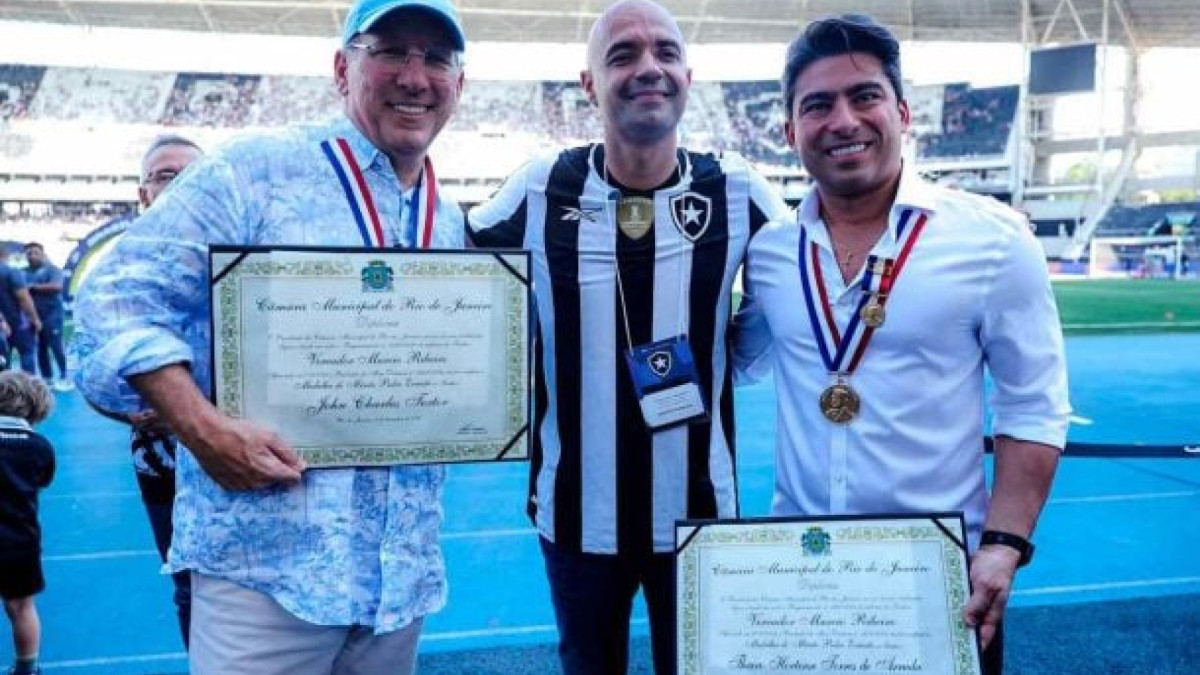 CEO do clube, Thairo Arruda e os jogadores Marlon Freitas e Savarino também recebem homenagens antes de jogo do Botafogo