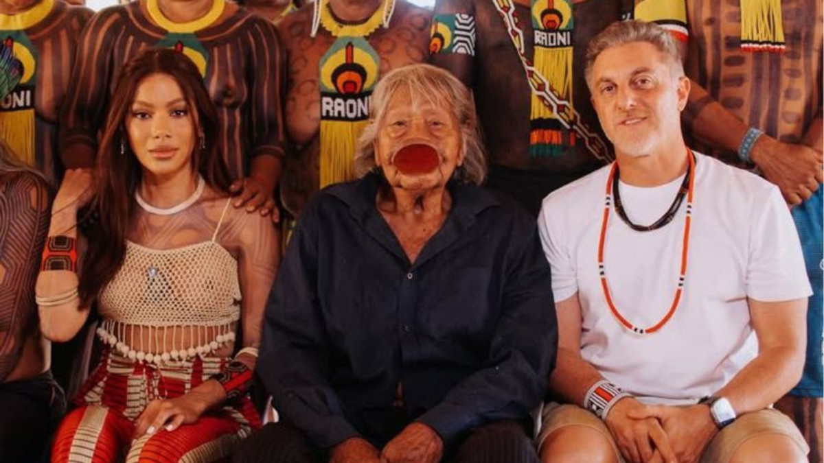Um vídeo dos bastidores da visita de Luciano Huck e Anitta ao Xingu mostrou o apresentador pedindo que indígenas não aparecessem com celulares e evitassem 