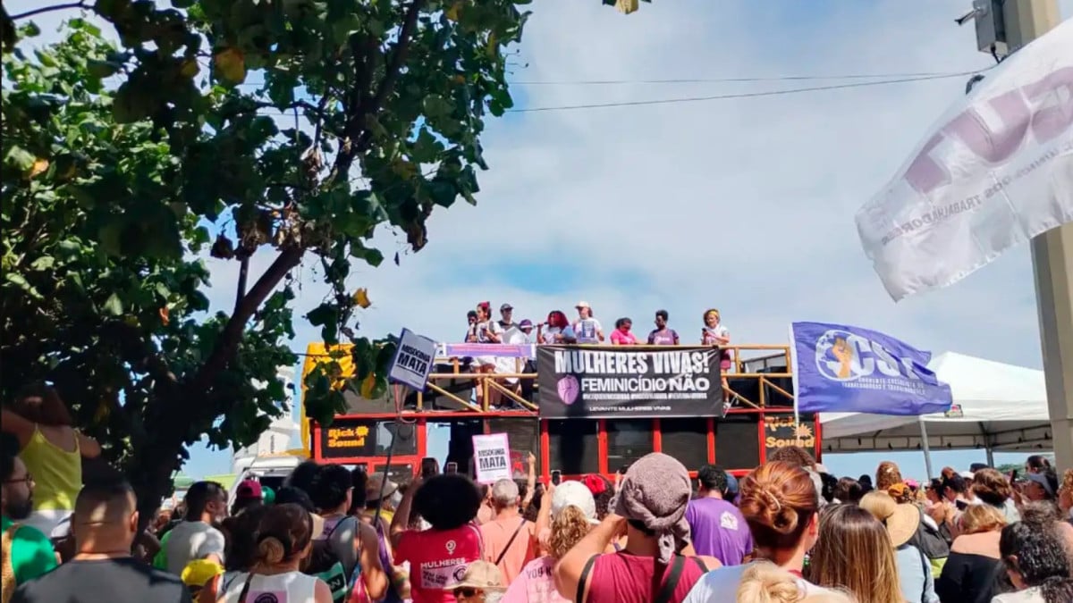 Mulheres e apoiadores de movimentos sociais ocuparam ruas de várias capitais brasileiras neste domingo, 7