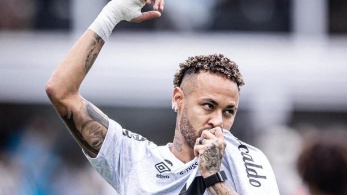 Em noite de tensão por permanência na Série A, ídolo é celebrado pela marca histórica e recebe apelo emocionado da torcida